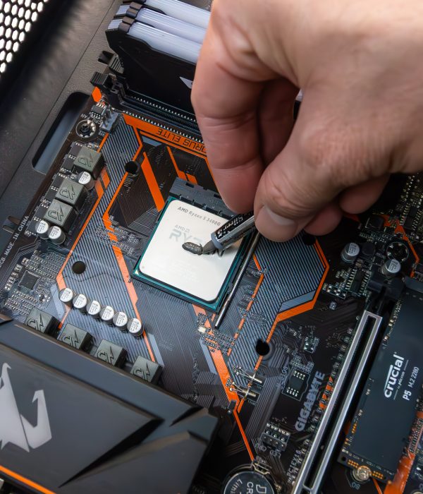 Applying thermal paste to CPU